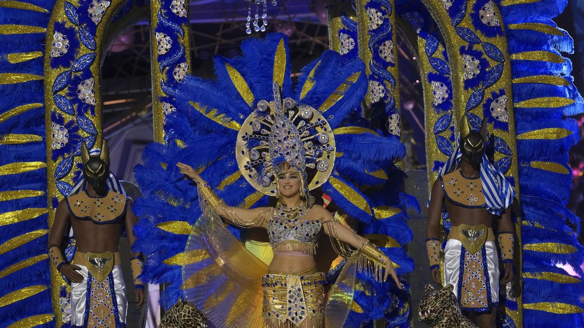 La candidata Adriana Borges Rodríguez, con la fantasía 'Cleopatra', diseñada por María Suárez Suárez.