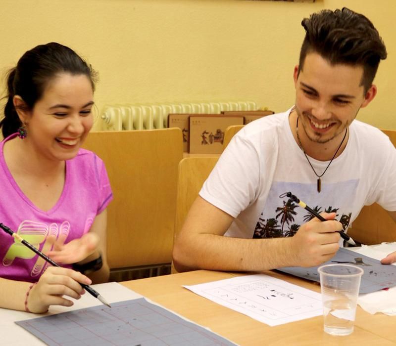 Uno de los talleres de caligrafía china en el Instituto Confucio de la UCLM
