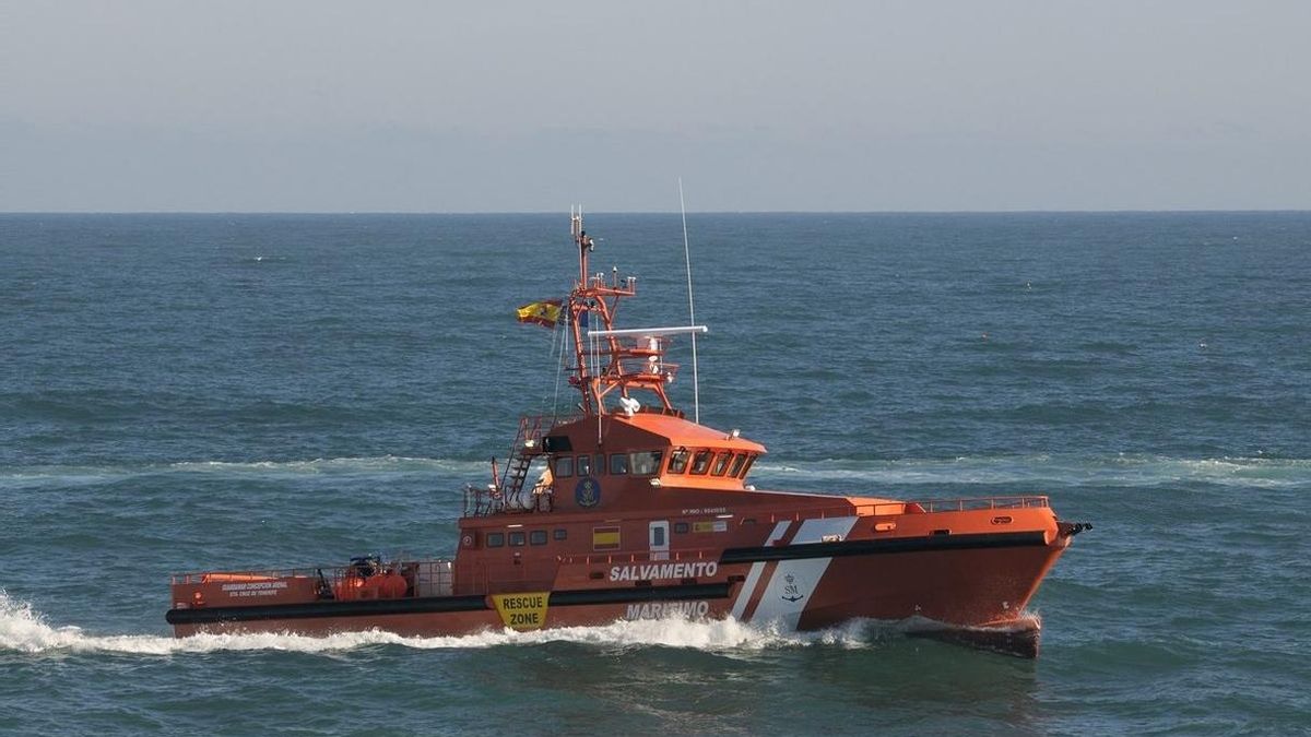 Salvamento rescata a 59 personas, entre ellas tres bebés, de una patera a 18 millas de Barbate