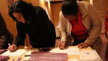 Dos mujeres durante un acto de la Fundación Isadora.