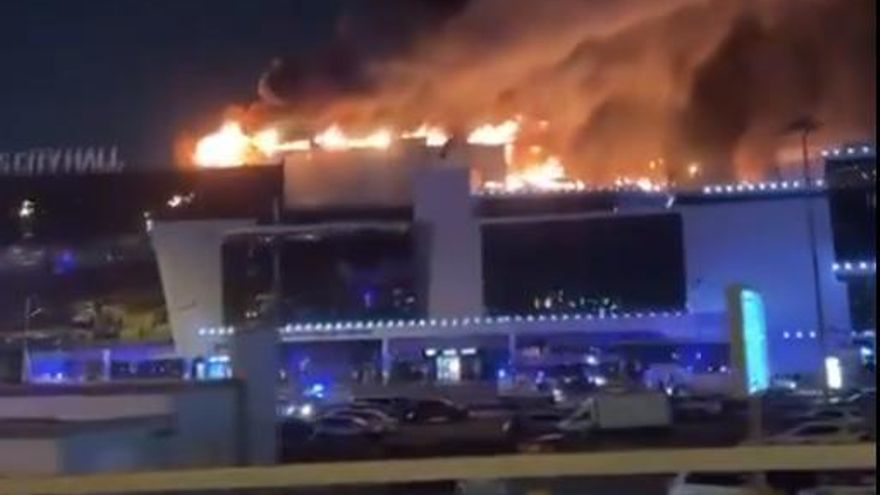 Al menos 40 muertos y más de 100 heridos en un ataque armado en una sala de conciertos cerca de Moscú