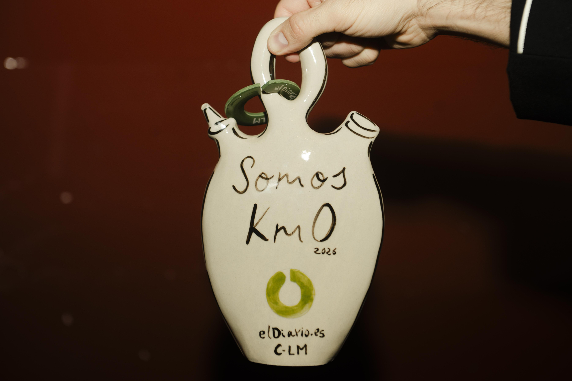Reconocimiento 'Somos Km0' elaborado por María Camisón (Alhaja Cerámica) con detalle de Celia Espinosa (Soy la Mona)