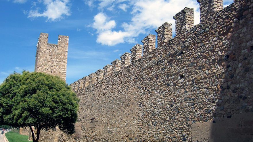 La villa de Catalunya con una muralla que conserva 25 torres defensivas y está declarada Bien Cultural de Interés Nacional