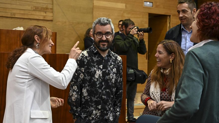 El diputado de Más Madrid, Javier Padilla, junto a Mónica García en la Asamblea de Madrid