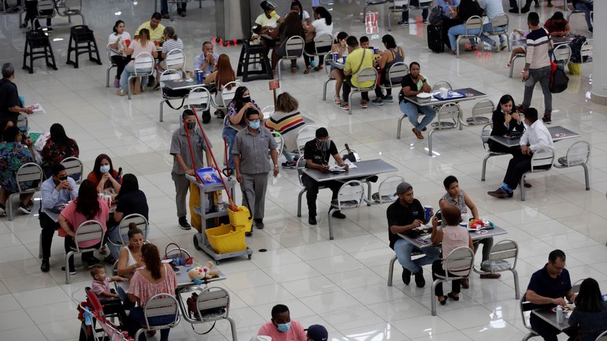 Varias personas acuden a recibir la primera dosis de la vacuna Pfizer contra la covid-19 hoy, en el centro comercial de Albrook Mall, en Ciudad de Panamá (Panamá). EFE/Bienvenido Velasco