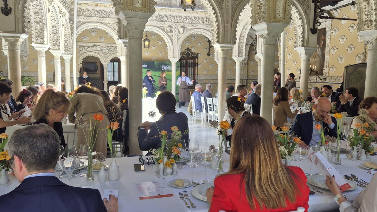 Martínez Abad destaca en Sevilla los "vínculos históricos" entre Cantabria y Andalucía durante la cata de vinos de Jerez.