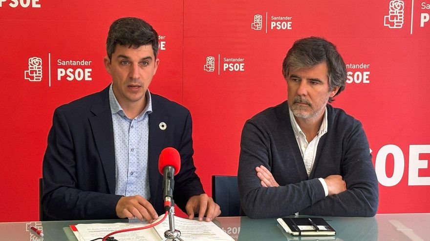 El portavoz del PSOE en el Ayuntamiento de Santander, Daniel Fernández y el concejal Javier González de Riancho.