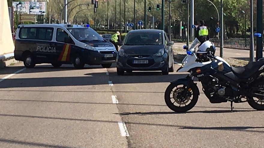 Control policial en la Avenida de Zamora, en Valladolid.