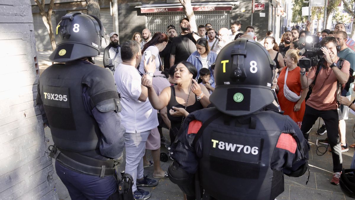 Los Mossos inician los primeros desalojos de los 58 pisos públicos ocupados en la Mina