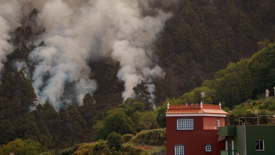 El barrio de Pinolere, en el municipio de La Orotava, que ha sido evacuado a consecuencia de la cercanía del incendio forestal que afecta a varios municipios de la isla de Tenerife
