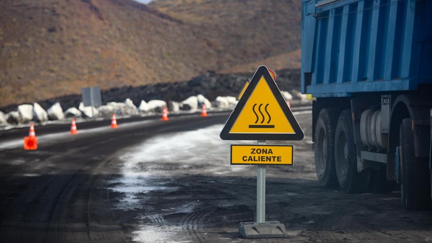 Señal  de zona caliente colocada en la vía que atraviesa las coladas de norte a sur en la cara occidental de La Palma abierta al tráfico de doble sentido este lunes, 1 de agosto.