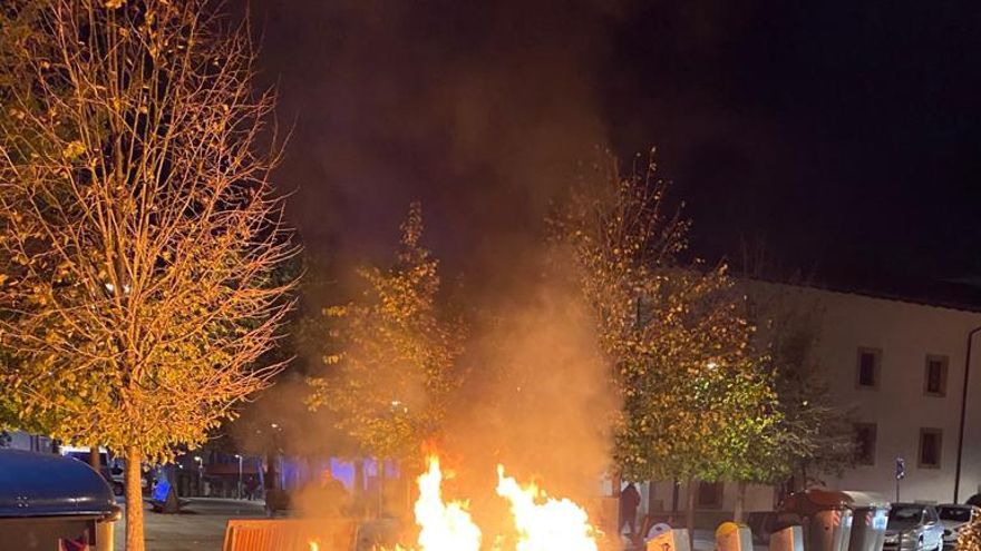 Contenedores en llamas en Mondragón durante las protestas de este sábado