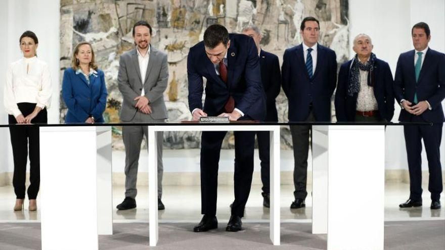 Pedro Sánchez firma un acuerdo con patronal y sindicatos en presencia de Iglesias, Calviño y Díaz.