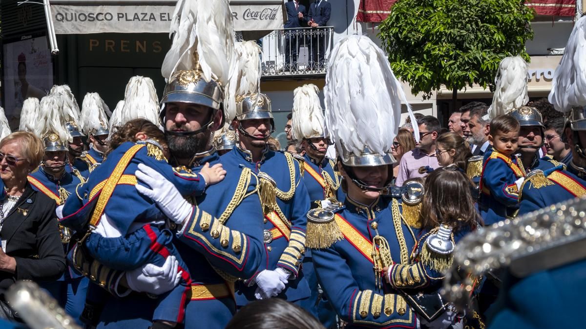 Músico de la Banda del Sol con sus niños en la procesión de La Borriquita