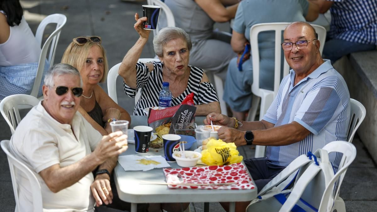 Salmorejá y ambiente en la Velá el día de la Fuensanta