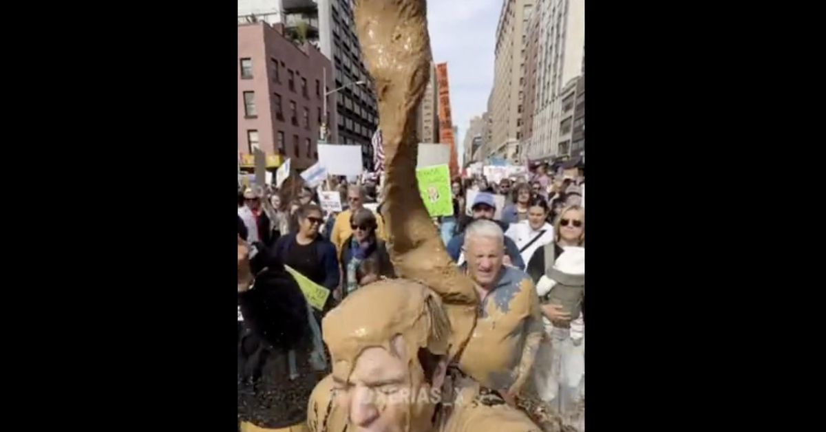 La respuesta de Trump a las movilizaciones contra su deriva autoritaria: lanzar excrementos desde un avión a los manifestantes