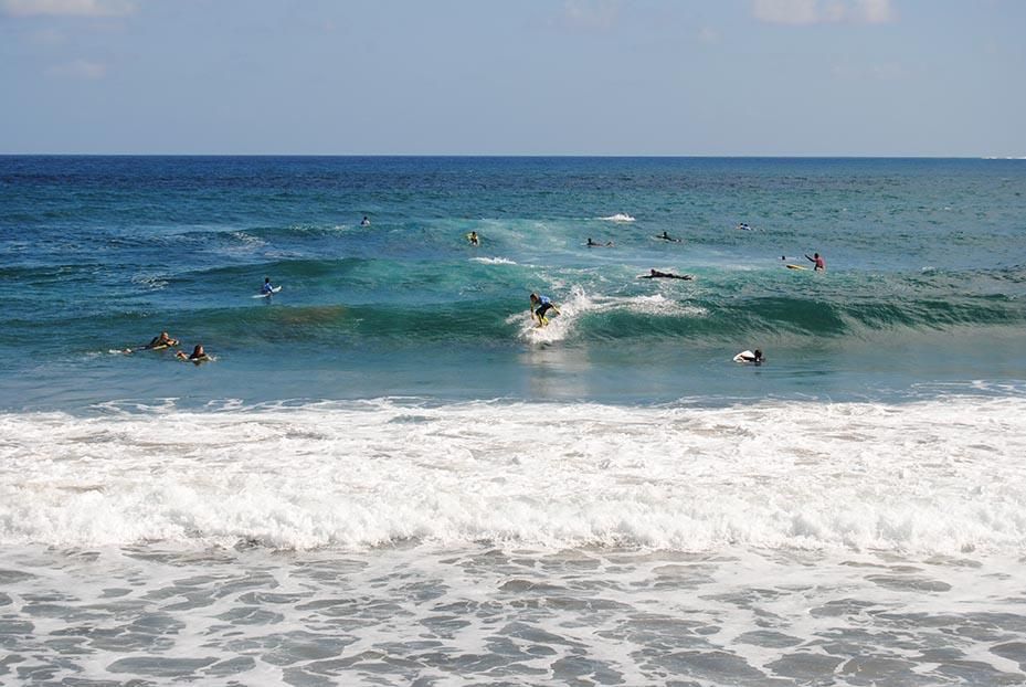 Muchos aprovecharon el día soleado y la fuerza de las olas para celebrar el Día Internacional del Surfing. (Canarias Ahora).