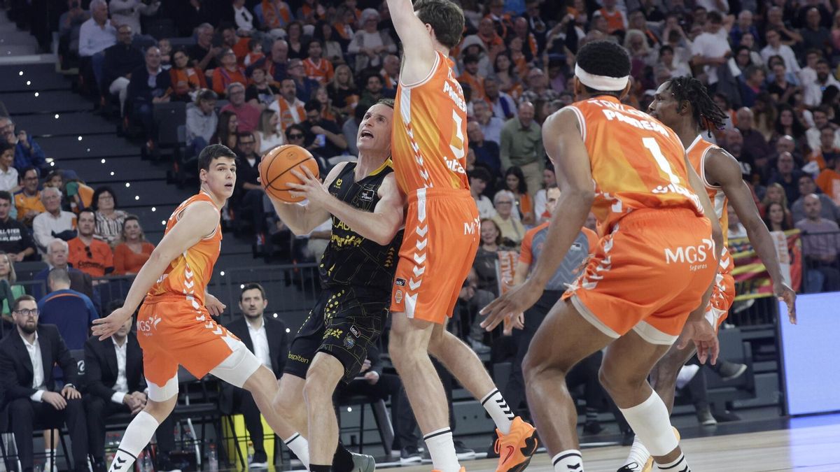 La falta de acierto en la segunda mitad apea a La Laguna Tenerife del liderato