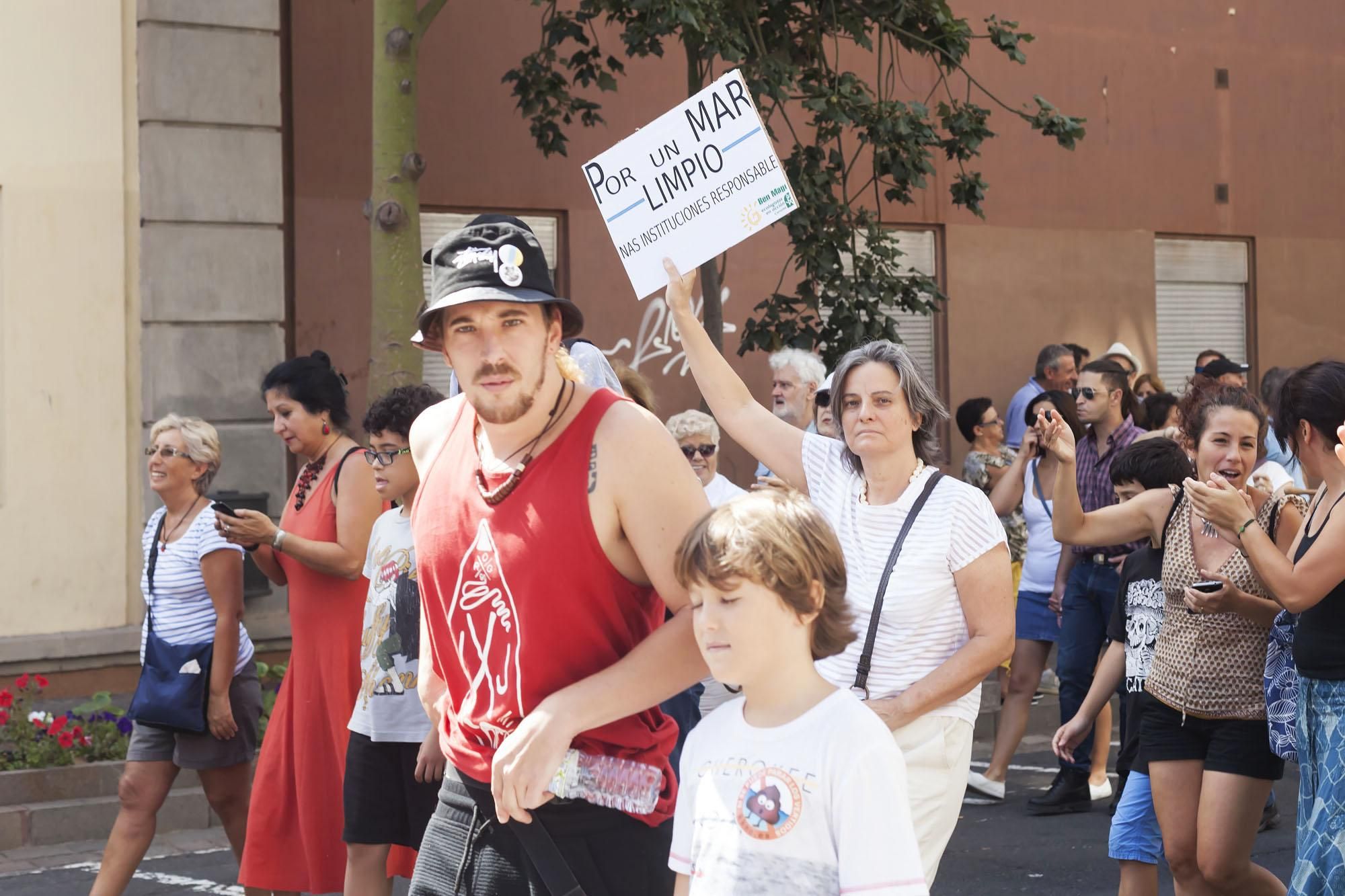 Mayores y más jóvenes, este sábado soleado en la manifestación convocada en Santa Cruz