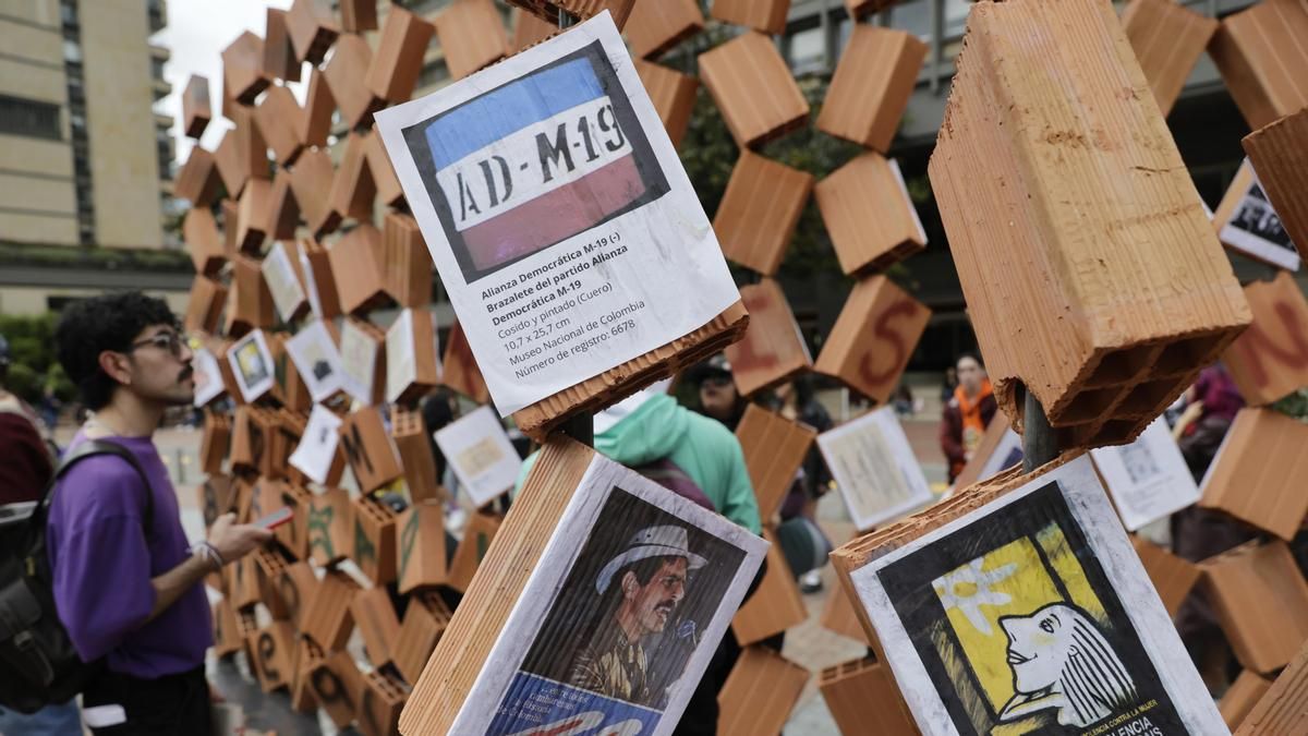 La retirada de obras de arte vinculadas a la izquierda y a los movimientos sociales enciende las protestas frente al Museo Nacional de Colombia