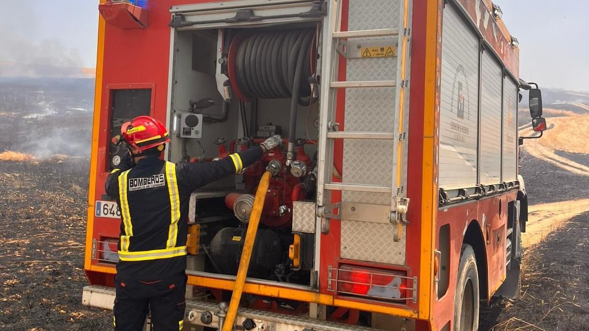 Los bomberos rescatan a una familia durante el incendio forestal de Almodóvar del Río