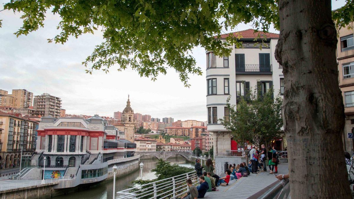 Mercado de la Ribera junto a la Ría de Bilbao.