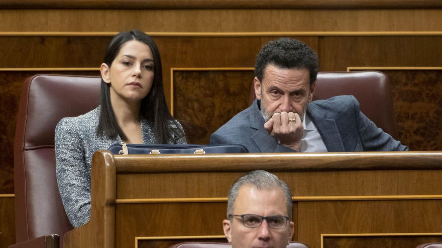 La líder de Cs, Inés Arrimadas, y el portavoz adjunto de Ciudadanos en el Congreso, Edmundo Bal, en una sesión plenaria en el Congreso de los Diputados, a 25 de mayo de 2022, en Madrid (España).