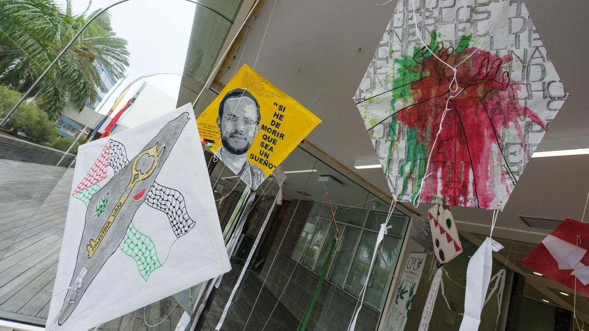 Cometas expuestas en la sede del Cabildo para mostrar su solidaridad con el pueblo palestino.