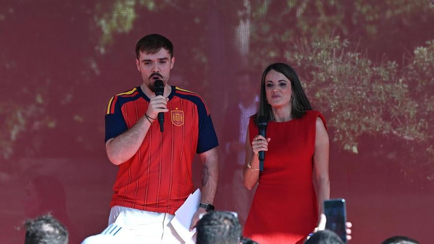 El creador de contenido Ibai (i) y la periodista María Relaño (d) dan la bienvenida a los jugadores de la selección española a su llegada al Palacio de la Moncloa