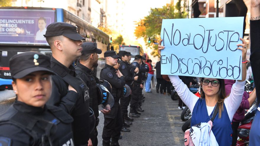 Organizaciones sociales marcharon contra los recortes en discapacidad