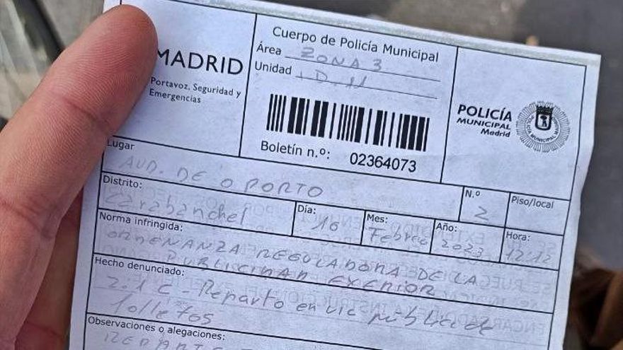 El Ayuntamiento de Madrid reconoce dos multas "erróneas" por repartir folletos sobre la marcha de la Sanidad Pública