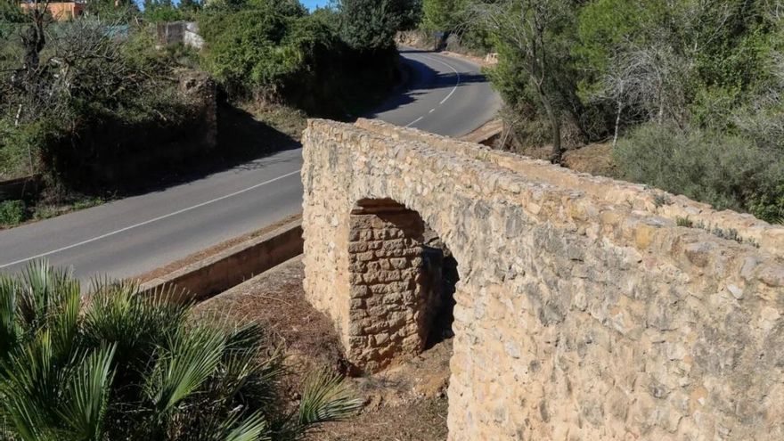 Torrent limpia y pone en valor el acueducto del siglo XVI dels Arquets de Dalt