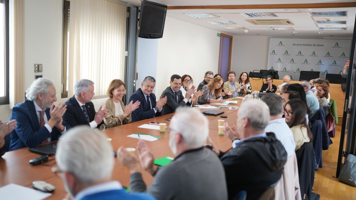 El presidente de la Junta de Andalucía, Juanma Moreno, junto al consejero de Sanidad, Antonio Sanz, en la reunión con los sindicatos del Servicio Andaluz de Salud (SAS).