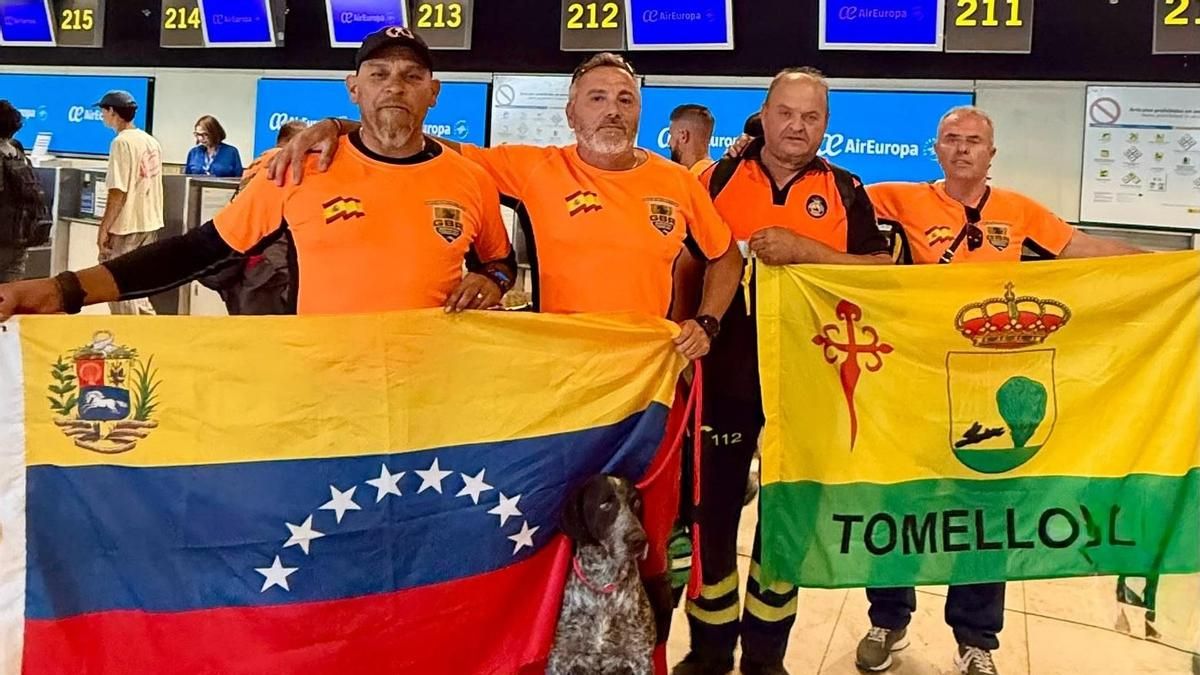 David Pino junto a sus compañeros y perro antes de viajar a Venezuela