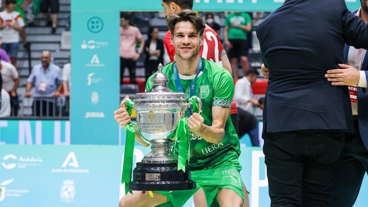 Alvarito, con la Copa del Rey en 2022