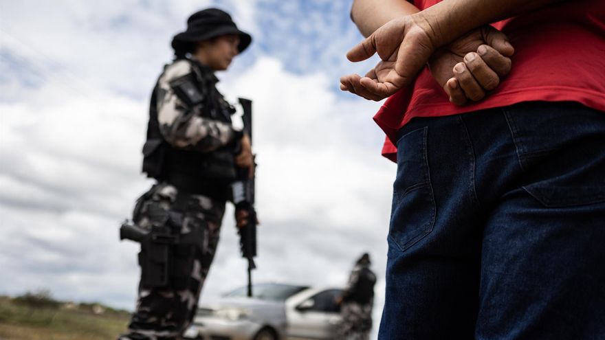 La unidad de élite de Brasil que expulsa a la minería ilegal de tierras indígenas: “Es una guerra que la sociedad no ve”