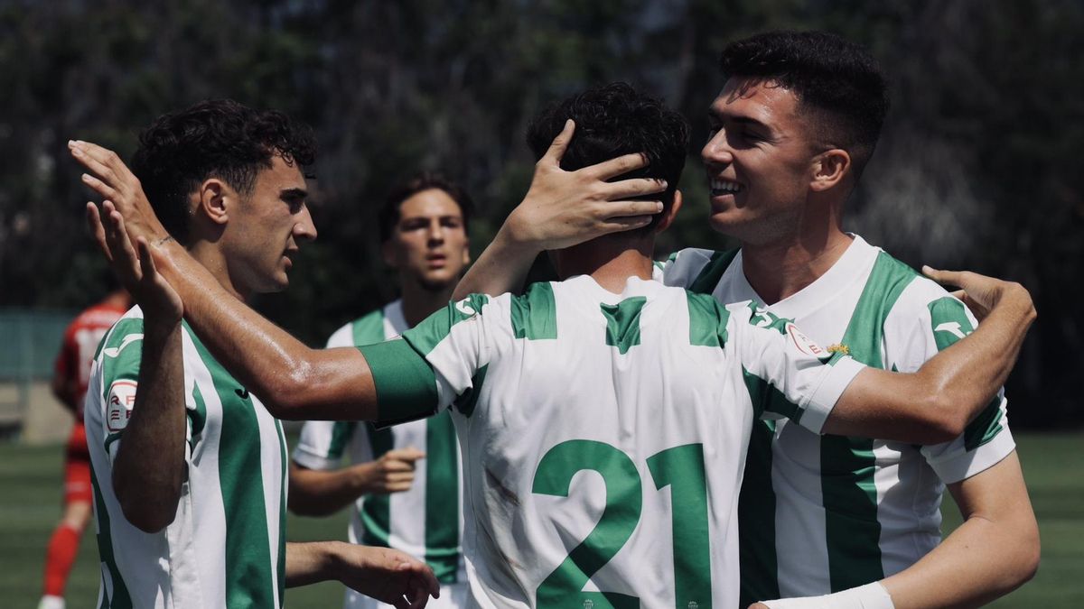 Jugadores del Córdoba CF B celebran un gol