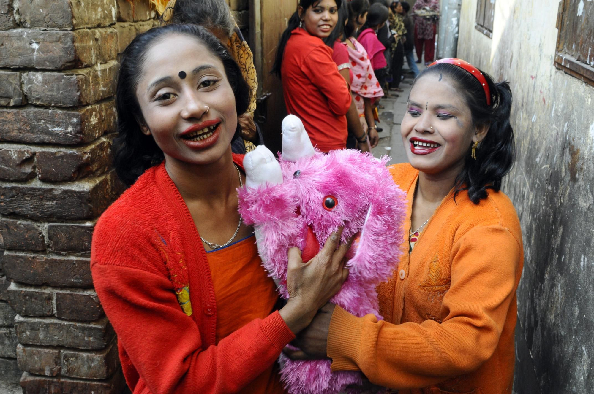 Muchas de las trabajadoras del sexo en este callejón de Faridpur (Bangladesh) no superan los 15 años. / Zigor Aldama.