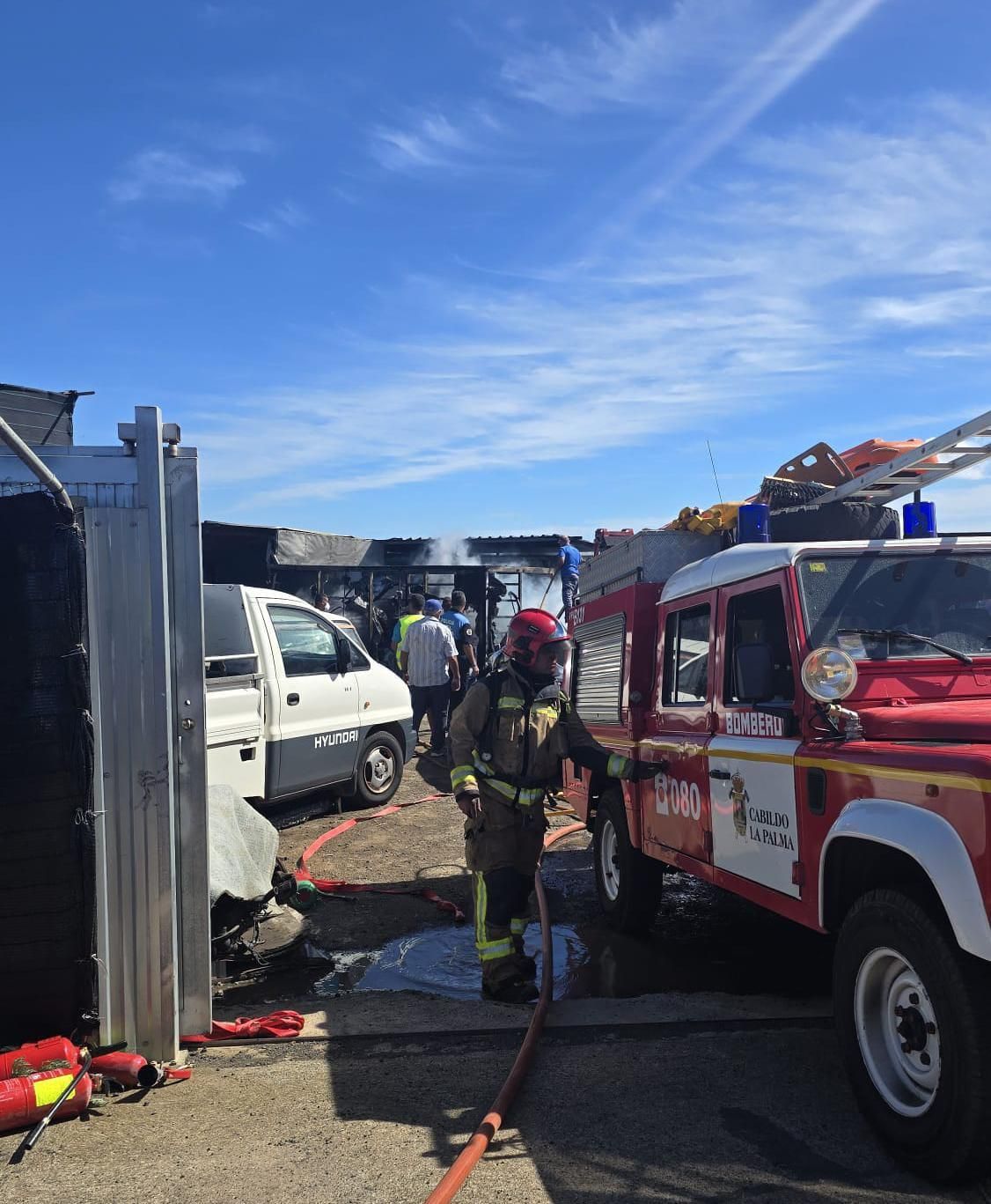 Un bombero en el lugar del incendio de este miércoles en un solar de Barlovento.