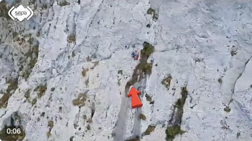 Complicado rescate de dos escaladores enriscados en Peña Fresnidiello, en el concejo asturiano de Cabrales