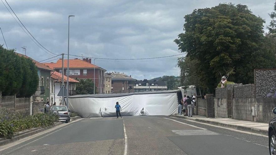 Cortada la N-611 en Requejada al volcar un camión y quedar sobre los dos carriles