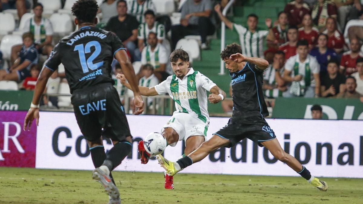 Kevin Medina intenta disparar en el Córdoba CF - CD Tenerife