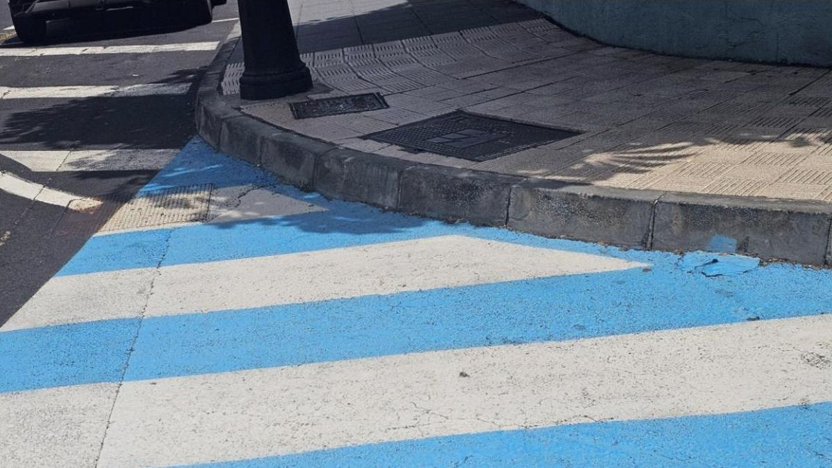 Una persona con movilidad reducida se queja de las dificultades para desplazarse por zonas de Los Cancajos