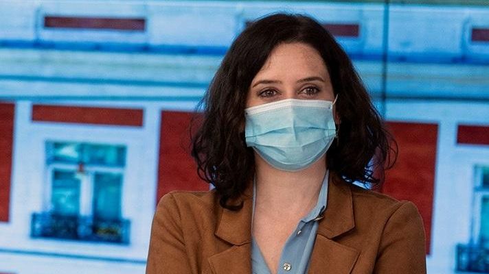 El líder del Partido Popular, Pablo Casado (i) conversa con la presidenta de la Comunidad de Madrid, Isabel Díaz Ayuso (d) durante el Comité Ejecutivo nacional del PP celebrado este martes en Madrid. EFE/ Partido Popular / David Mudarra