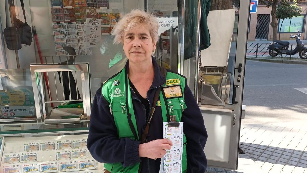 La vendedora de la ONCE Rosa del Olmo, en Almogávares.
