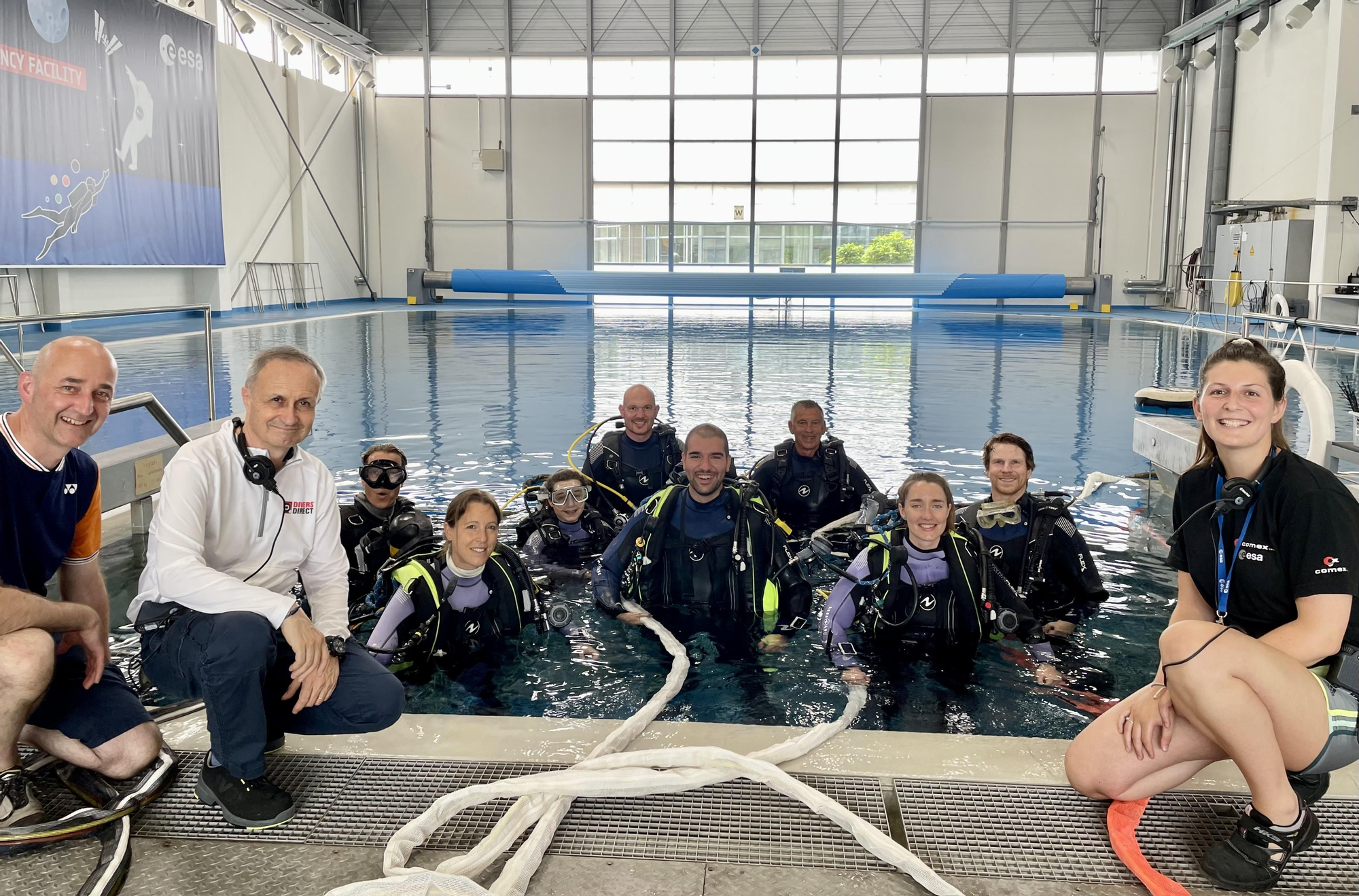 Pablo Álvarez, en el medio, en su primer entrenamiento de inmersión para simular la microgravedad.
