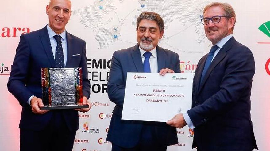 El alcalde de León y el presidente de la cámara entregando el premio a Drasanvi. Foto: Carlos S. Campillo / ICAL.