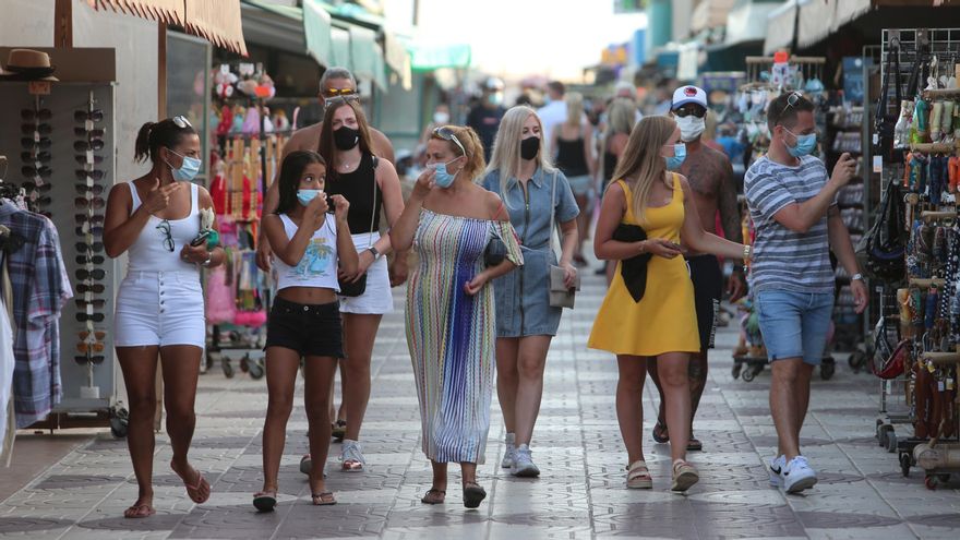 Los nuevos riesgos que dibuja una alta incidencia de la COVID-19 en Canarias en pleno proceso de inmunización