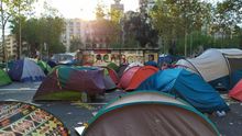 Los acampados en Barcelona temen un desalojo después de que un grupo haya abandonado
