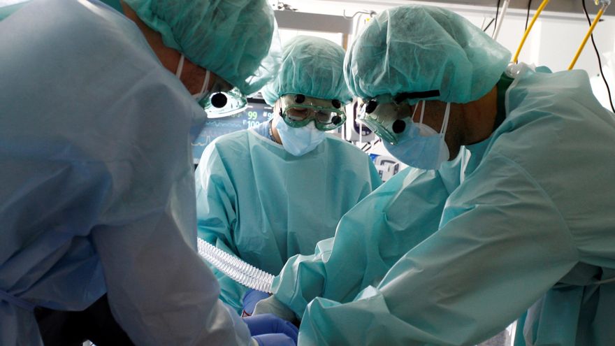 Varios sanitarios atienden a un paciente con COVID-19 en el Complejo Hospitalario Universario de Ferro. EFE/Kiko Delgado/Archivo